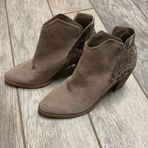Dolce Vita booties w/snake print SZ 8